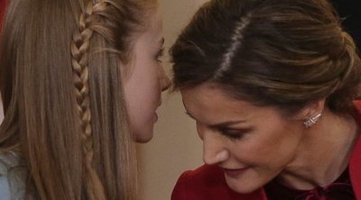 El otro desplante: La Reina Letizia limpia la frente de la Princesa Leonor tras el beso de la Reina Sofía