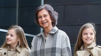 La Princesa Leonor y la Infanta Sofía, de la mano de su abuela la Reina Sofía en su visita al Rey Juan Carlos