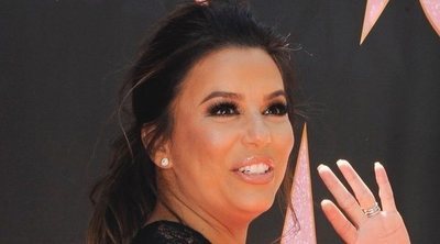 Eva Longoria recibe su estrella en el Paseo de la Fama de Hollywood rodeada de muchas amistades