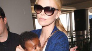 Charlize Theron comparte el cuidado de su hijo Jackson con sus dos perros