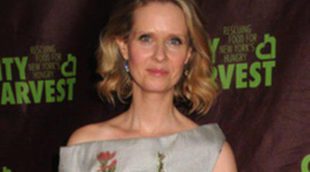 Cynthia Nixon y Christine Marinoni muestran la foto de su boda