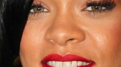 Rihanna desvela en Twitter su nuevo tatuaje: un halcón en el tobillo