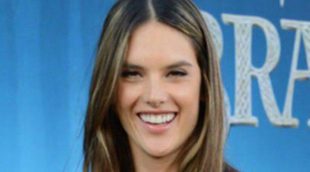 Alessandra Ambrosio reaparece en sociedad en el estreno de 'Brave' junto a su hija Anja