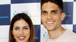 Melissa Jiménez y Marc Bartra presentan a su hija Abril en las puertas del hospital