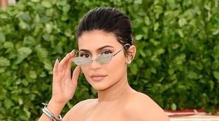 Kylie Jenner vuelve a la alfombra roja tres meses después de estrenarse como madre