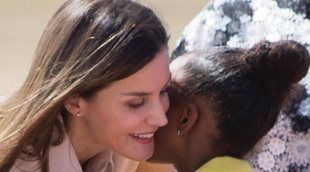 La Reina Letizia, de República Dominicana a Haití: un vestido floreado, abrazos, bananos y solidaridad