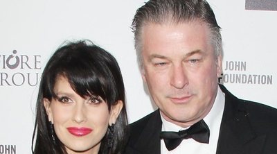 Las divertidas imágenes de Alec Baldwin e Hilaria Thomas: la difícil tarea de salir de paseo con sus hijos