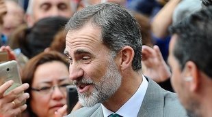 El Rey Felipe, más feliz que nunca en su baño de masas en Reinosa mientras la Reina Letizia visitaba La Rioja