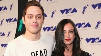 Pete Davidson se tapa un tatuaje con la cara de su exnovia después de comprometerse con Ariana Grande