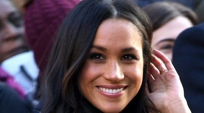 La Reina Isabel da una lección de protocolo a Meghan Markle durante su visita al condado de Cheshire