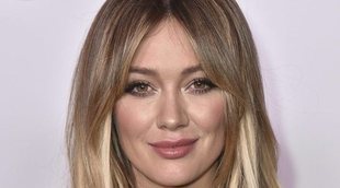 Hilary Duff luce incipiente embarazo durante un tranquilo paseo con Matthew Koma y su hijo Luca