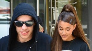 Ariana Grande luce su impresionante anillo de compromiso mientras pasea junto a Pete Davidson