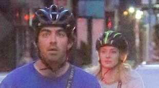 Joe Jonas y Sophie Turner de paseo en bici por Nueva York después de hacerse unos tatuajes muy especiales