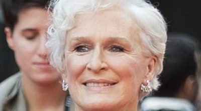 Glenn Close acaba por los suelos en la alfombra roja del estreno de 'The Wife'