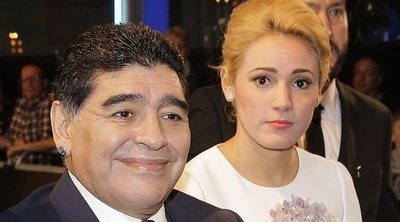 Maradona le pide matrimonio a su novia Rocío Oliva en su 28 cumpleaños