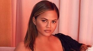 Chrissy Teigen enseña orgullosa sus estrías tras dar a luz: "Este es mi nuevo cuerpo"