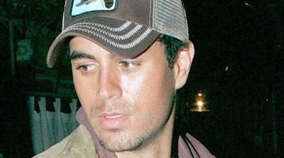 Enrique Iglesias manosea a una mujer en uno de sus conciertos