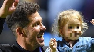 Diego Simeone celebra la victoria del Atlético de Madrid en la Supercopa con Carla Pereyra y su hija Francesca