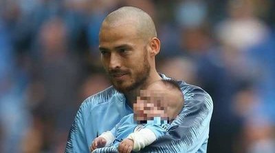 La emotiva aparición de David Silva con su hijo Mateo sobre el césped tras ocho meses de lucha