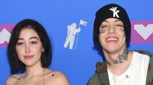 Noah Cyrus y Lil Xan confirman su relación apareciendo juntos en la alfombra roja de los VMAs 2018