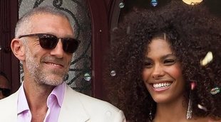 Vincent Cassel y Tina Kunakey se dan el 'sí, quiero' durante una íntima ceremonia en el Ayuntamiento de Bidart