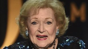 Betty White aparece por sorpresa en los Emmy 2018 para convertirse en la premiada más longeva de la historia