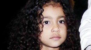 North West debuta en la pasarela ante la atenta mirada de una orgullosísima Kim Kardashian