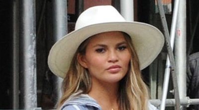 Chrissy Teigen habla de su depresión posparto: "Pasaba los días en el sofá, con las persianas bajadas"