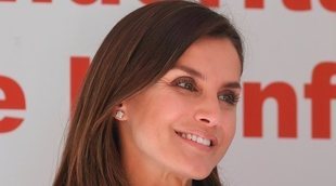 La Reina Letizia, entre niñas, y la Reina Sofía, entre vedettes, en el Día de la Banderita 2018