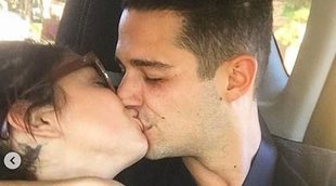 Sarah Hyland y Wells Adams celebran su primer aniversario entre mensajes de amor