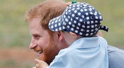 El Príncipe Harry y Meghan Markle conquistan Dubbo: del detalle del paraguas al adorable fan de Papá Noel