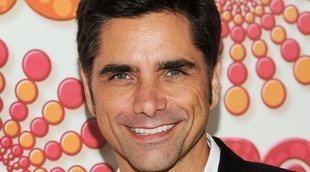 John Stamos confiesa que su hijo de seis meses está "arruinando su vida sexual"