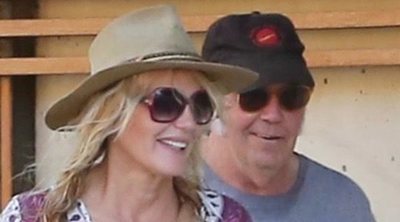 Neil Young confirma que se ha casado con Daryl Hannah refiriéndose a ella como "mi esposa"