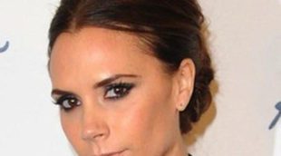 Victoria Beckham, sonriente junto a un delfín durante una visita a un parque acuático con sus hijos