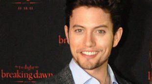 Jackson Rathbone y su novia Sheila Hafsadi se convierten en padres de un niño