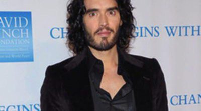 Russell Brand ya no esconde su amor con Isabella Brewster tras hacerse oficial su divorcio de Katy Perry