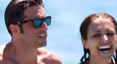 David Bustamante y Paula Echevarría, juegos y risas en su primer chapuzón del verano en Ibiza