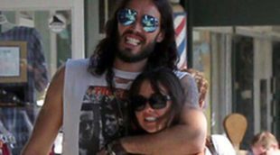 Russell Brand pasea su amor con Isabella Brewster por Los Ángeles