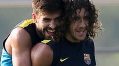 Gerard Piqué y el resto del Barça dan la bienvenida a Carles Puyol tras recibir el alta médica