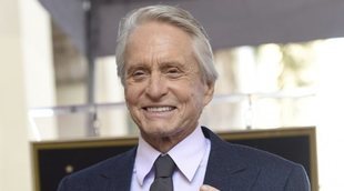 Michael Douglas recibe su estrella en el Paseo de la Fama y le dedica unas emotivas palabras a su padre