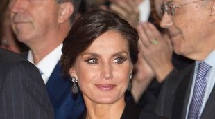 La Reina Letizia presume de brazos y de diamantes con otro look impecable