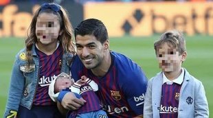 La felicidad de Luis Suárez posando por primera vez en el Camp Nou con sus tres hijos