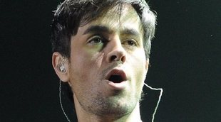 Enrique Iglesias manosea a una de sus fans en medio de uno de sus conciertos