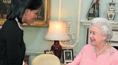 La Reina Isabel II se sincera con Michelle Obama: "El protocolo es una basura"