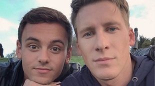 La polémica felicitación de Navidad de Tom Daley y Dustin Lance Black con su hijo Robbie