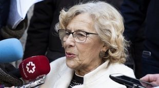 Manuela Carmena recibe el alta y reaparece en silla de ruedas tras ser operada de un pie