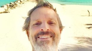 Miguel Bosé vuelve de sus vacaciones familiares anunciando nuevos proyectos profesionales