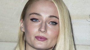 Sophie Turner insulta a Piers Morgan por reírse de las enfermedades mentales: "Imbécil"