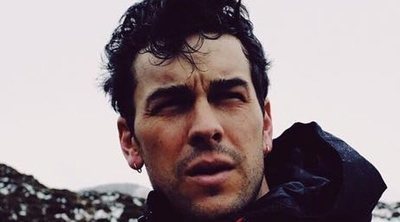 Mario Casas disfruta de un fin de semana con amigos entre frío y reflexiones filosóficas