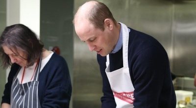 El Príncipe Guillermo reparte comida en el centro para personas sin recursos al que iba con Lady Di